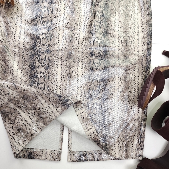New Express Poly Spandex Snakeskin Embossed Skirt Size S - Picture 11 of 11